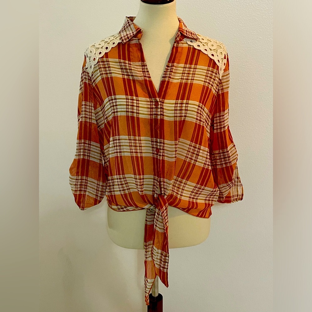 Cute fall top with front tie and crochet shoulders size XL